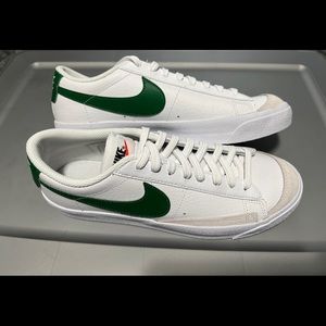 BRAND NEW NIKE BLAZER LOW 77 Big Kids Sz 7